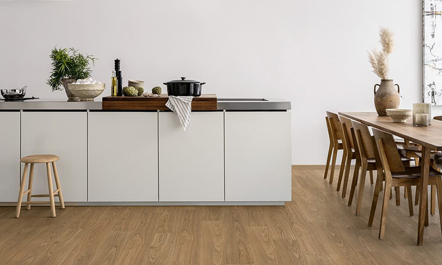 白色厨房中的胡桃木强化复合地板